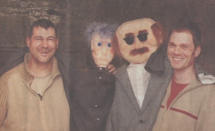 Matthias Daur und Steffen Wilhelm mit ihren zwei größten Puppen: Hermann Bert und Herbert Mann.